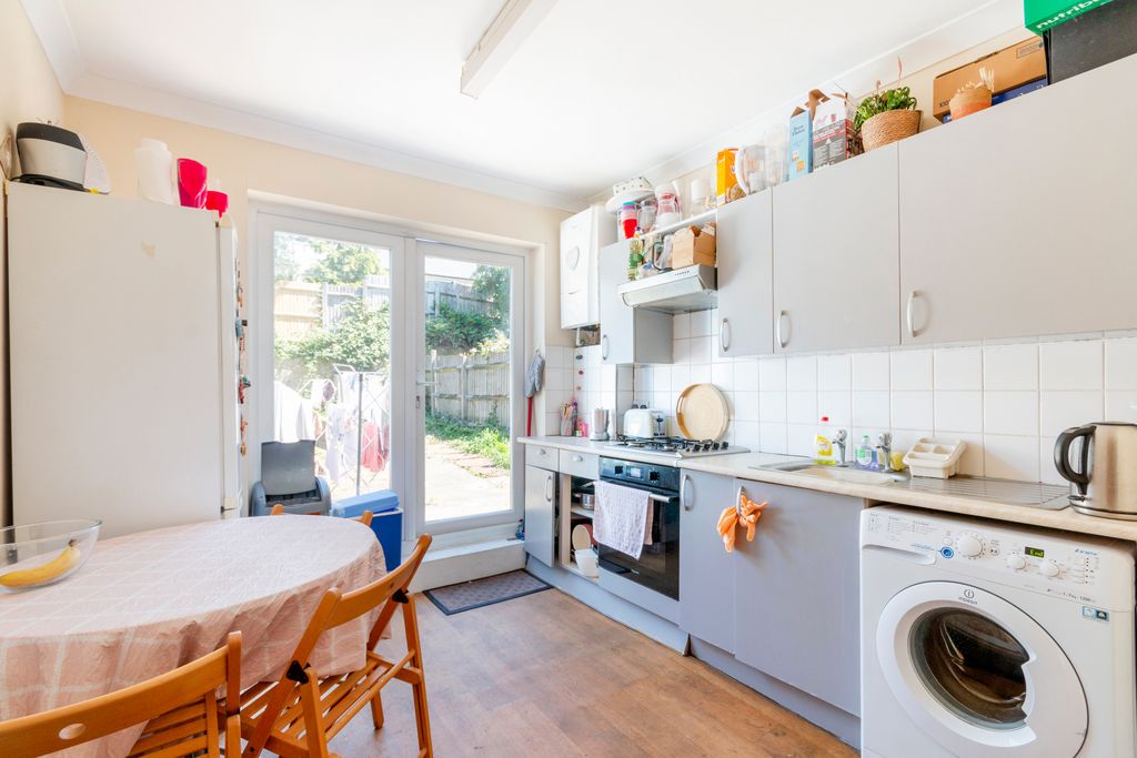 Property photo 3 of 10 Kitchen