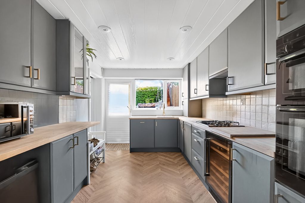 Property photo 3 of 20 Kitchen