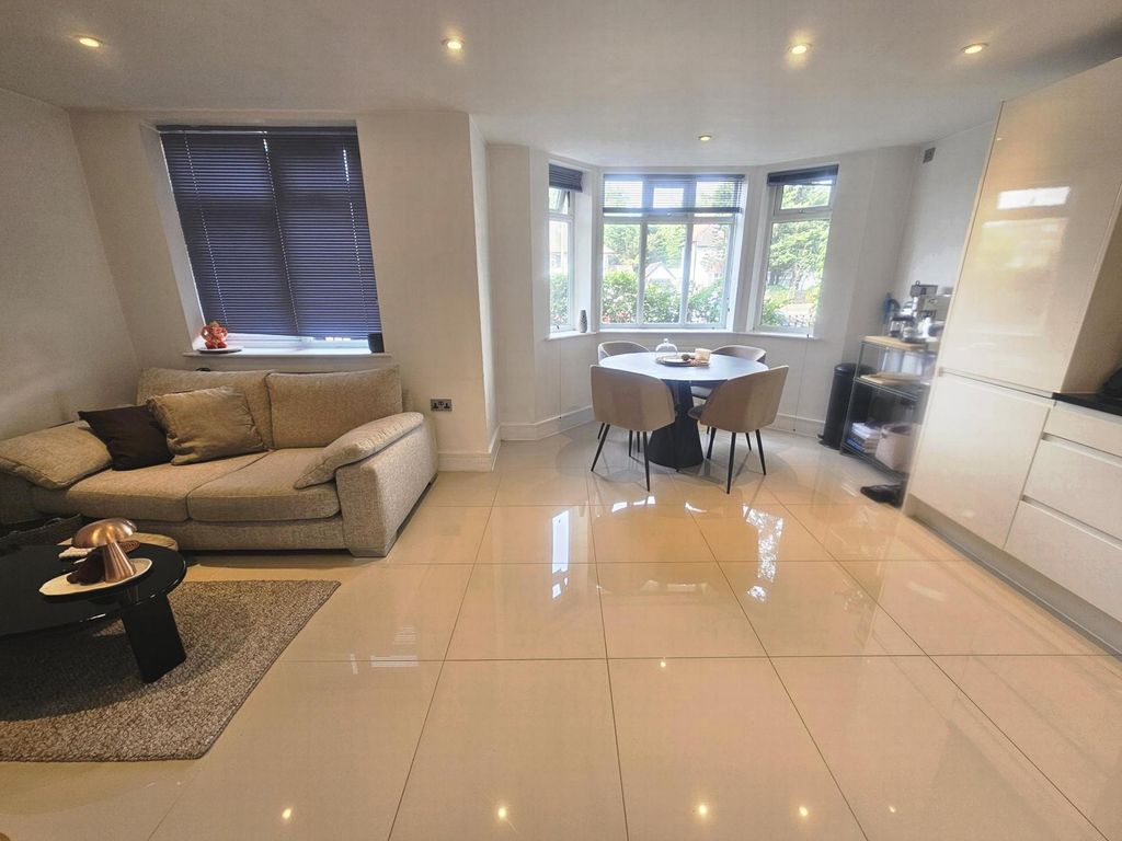 Property photo 1 of 13 Photo 9