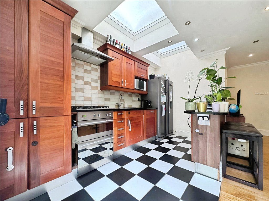 Property photo 3 of 10 Kitchen