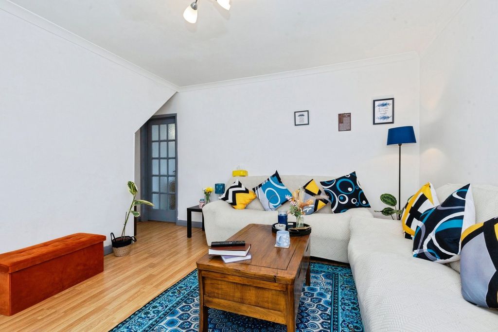 Property photo 2 of 20