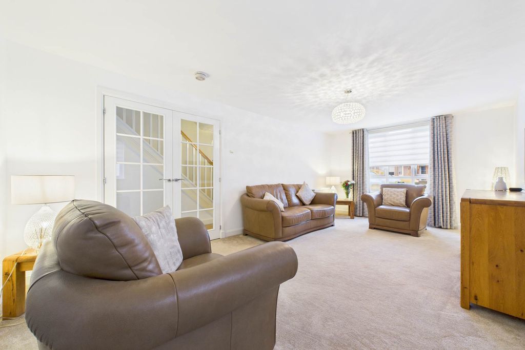 Property photo 2 of 33