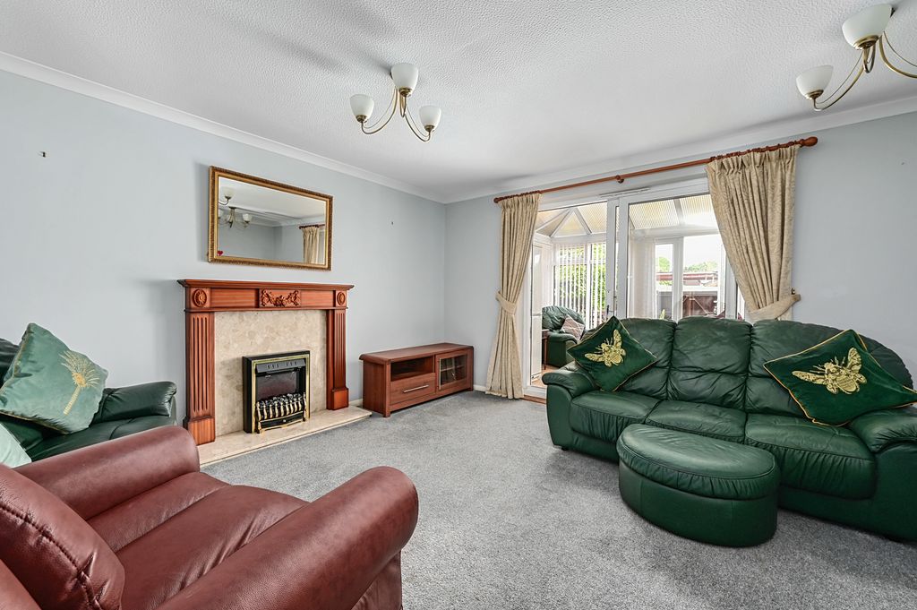 Property photo 2 of 10 65 Avocet Crescent (2)