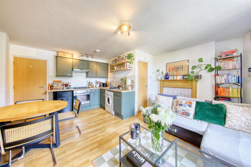 Property photo 3 of 11 Eden Harper Brixton Hill
