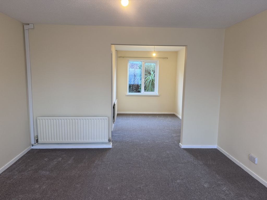 Property photo 3 of 11 Lounge (1)