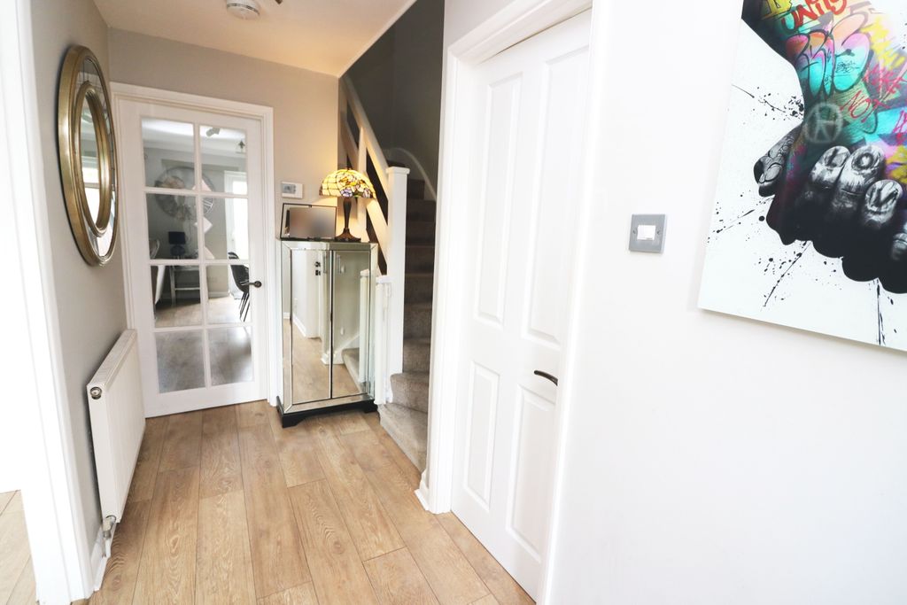 Property photo 2 of 19 Hallway