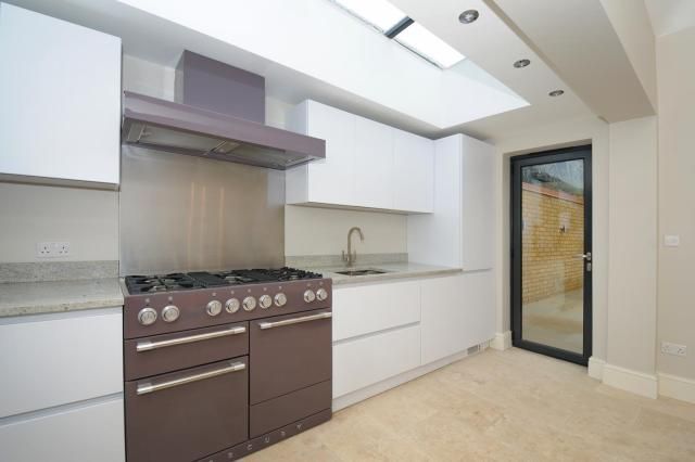 Property photo 3 of 8 Kitchen