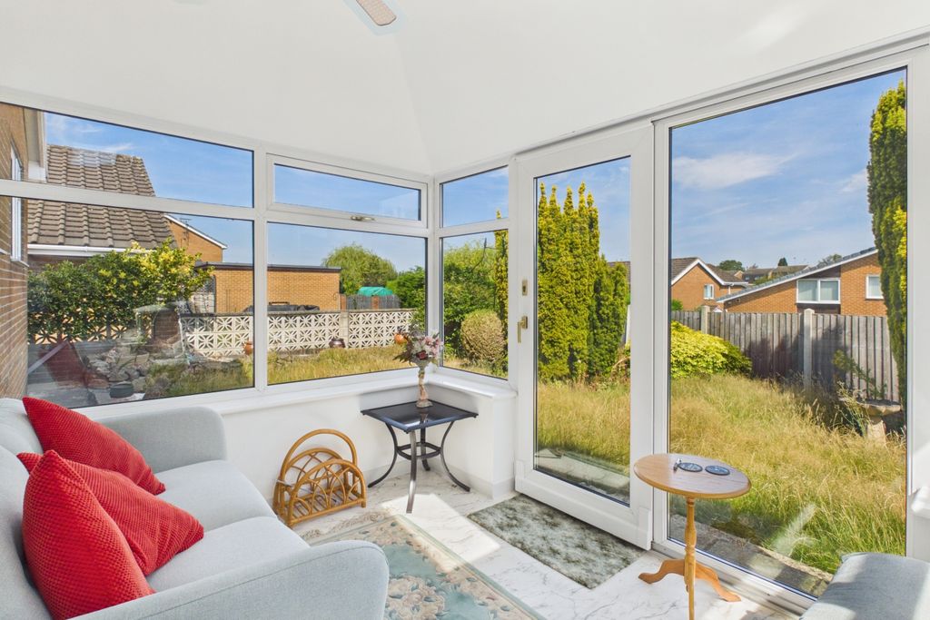 Property photo 3 of 31 Conservatory