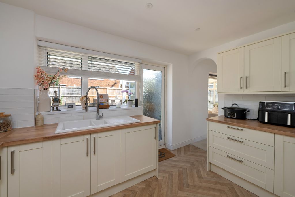 Property photo 3 of 14 Kitchen