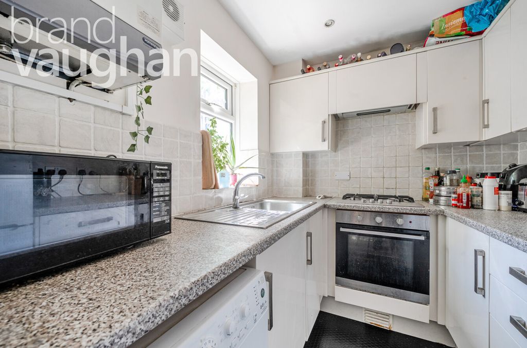 Property photo 2 of 10 Kitchen