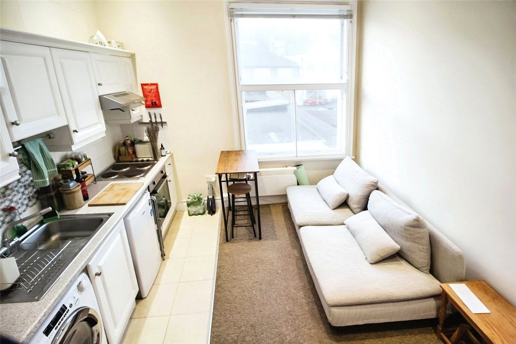 Property photo 3 of 6 Lounge