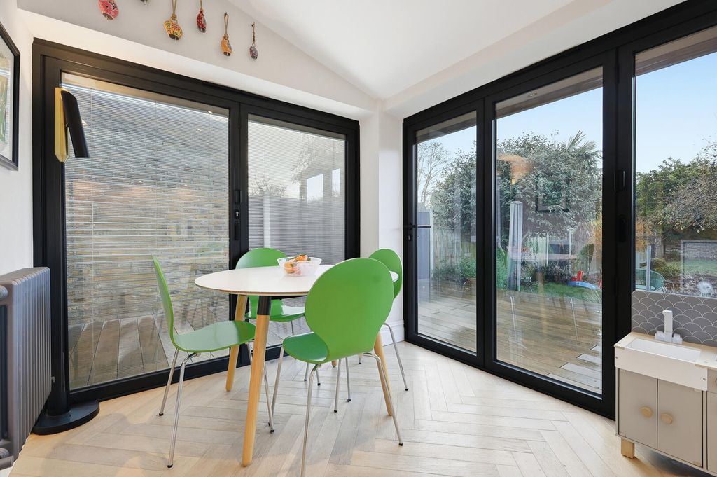 Property photo 3 of 29 Conservatory