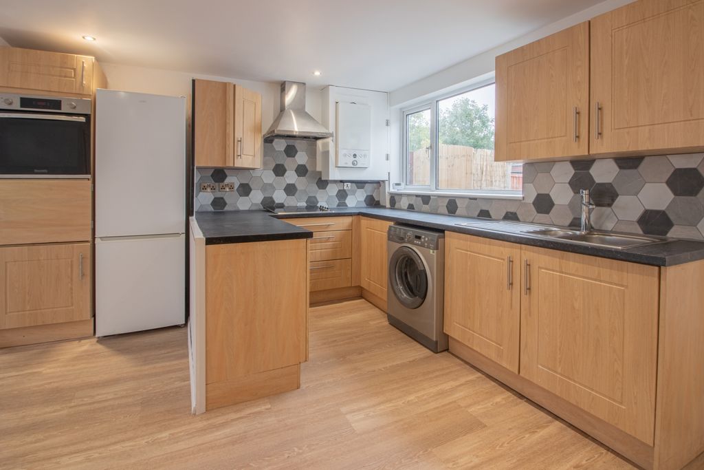 Property photo 3 of 12 Kitchen