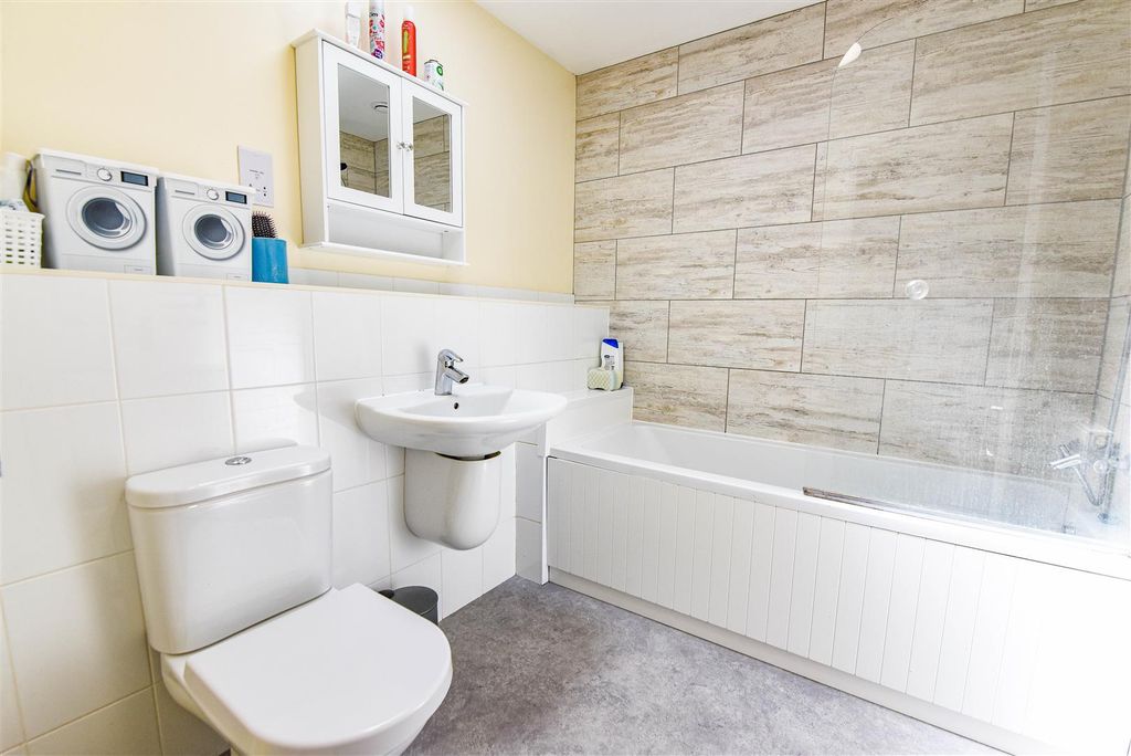 3 bed maisonette for salePhelps Mill Close, Dursley GL11 photo 4