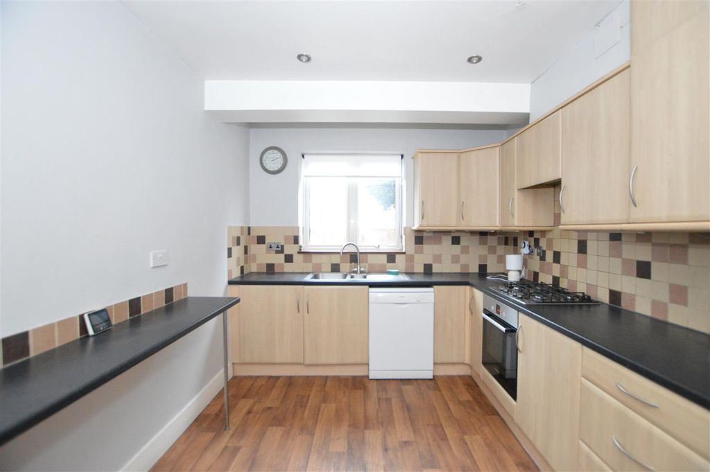 Property photo 2 of 16 14 Strathearn Avenue Kit.Jpg