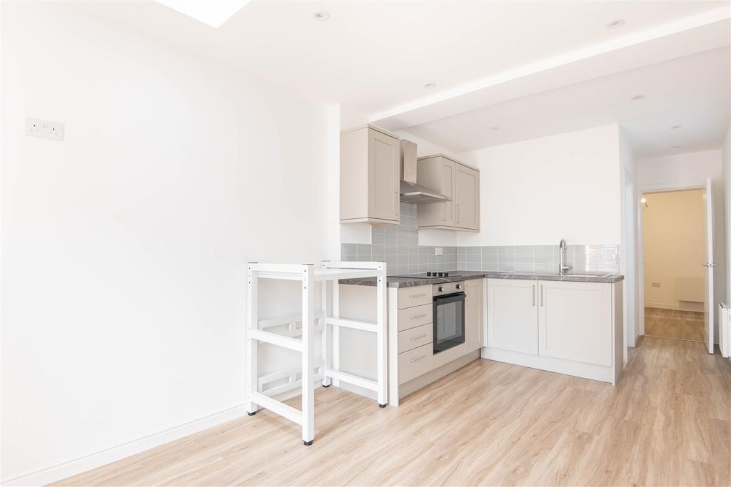 Property photo 2 of 10 Kitchen / Lounge