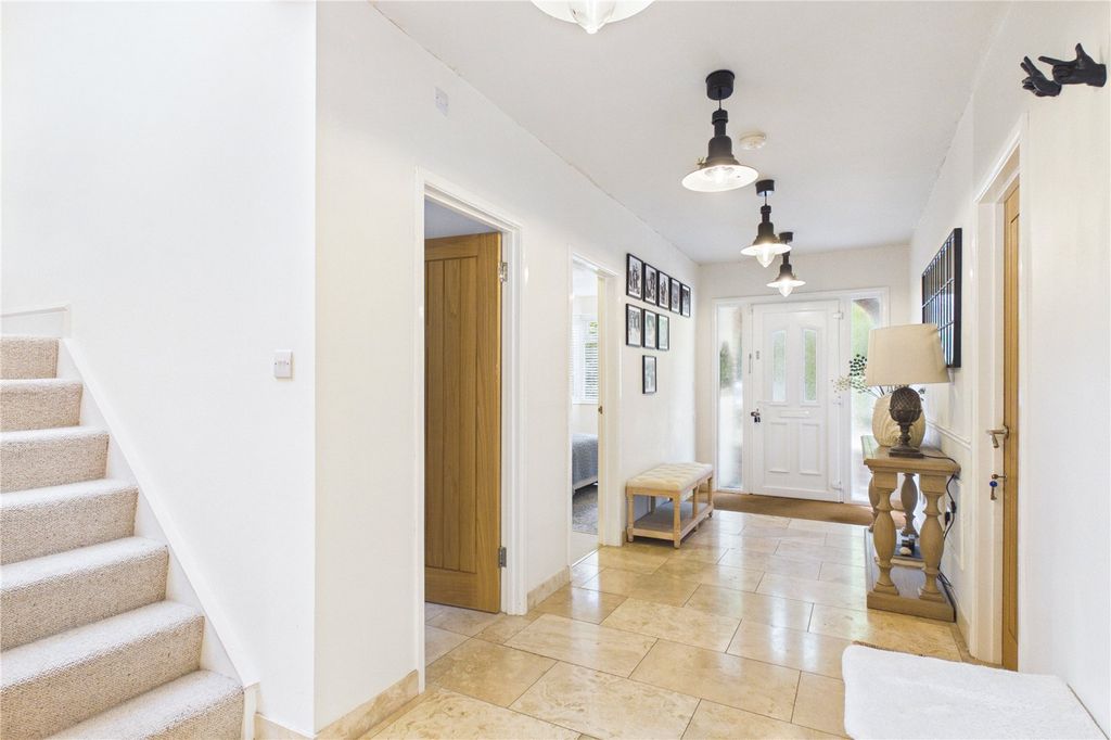 Property photo 3 of 31 Entrance Hall