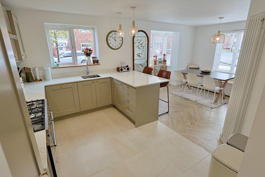 Property photo 3 of 21 Kitchen / Diner