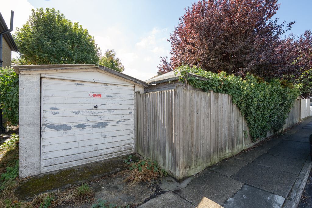 Property photo 2 of 18 Garage