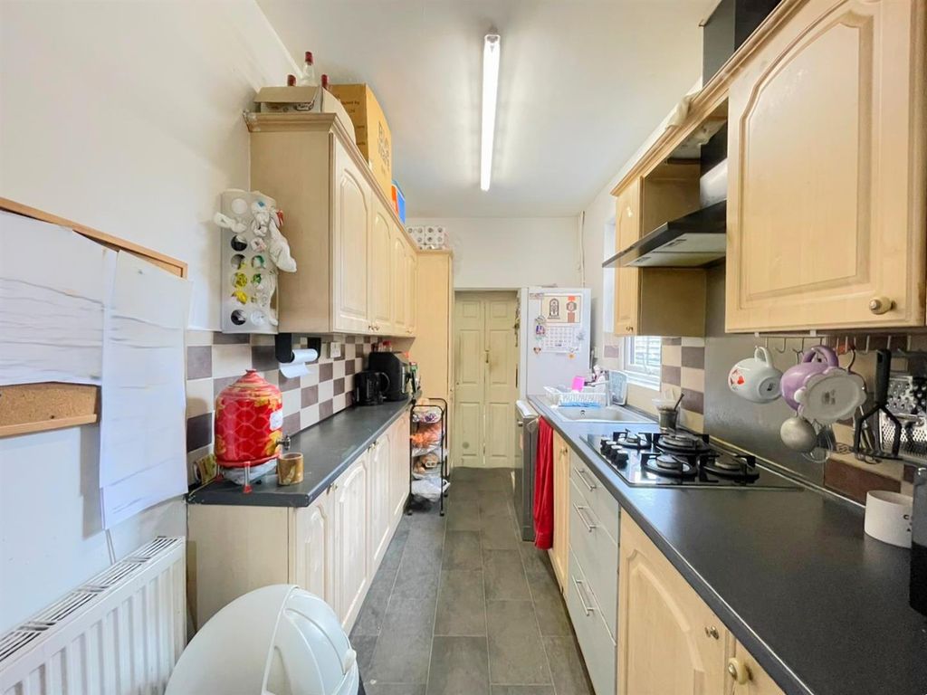 Property photo 3 of 11 Kitchen