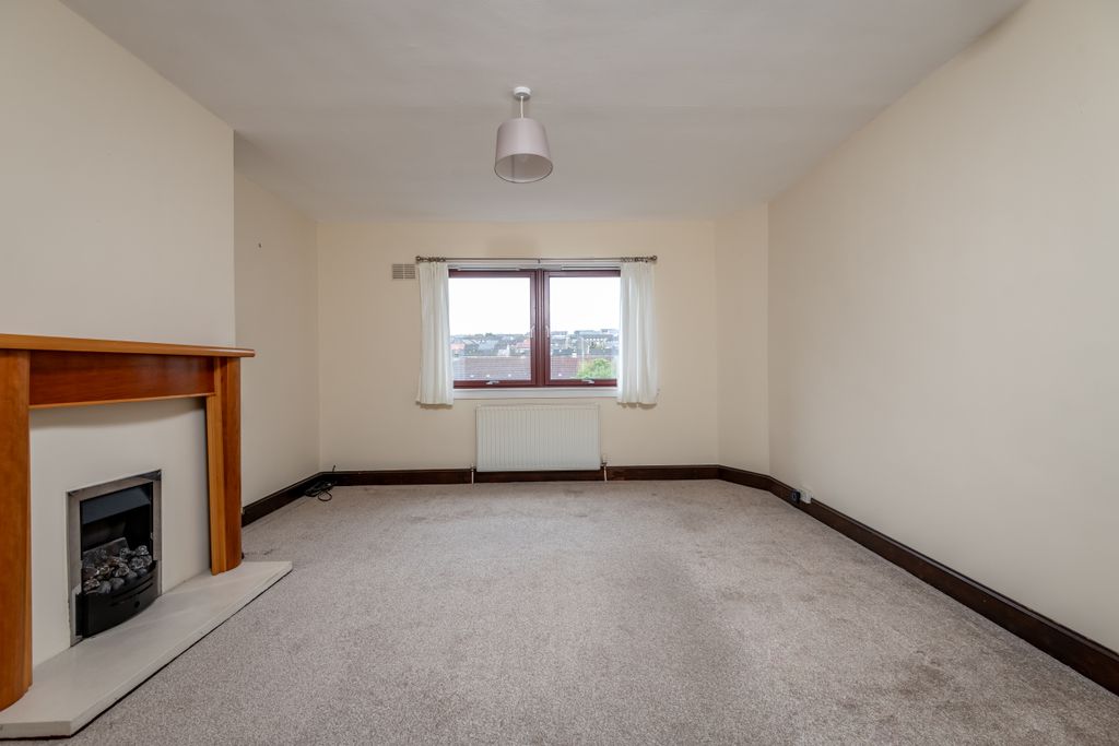 Property photo 3 of 17 Lounge