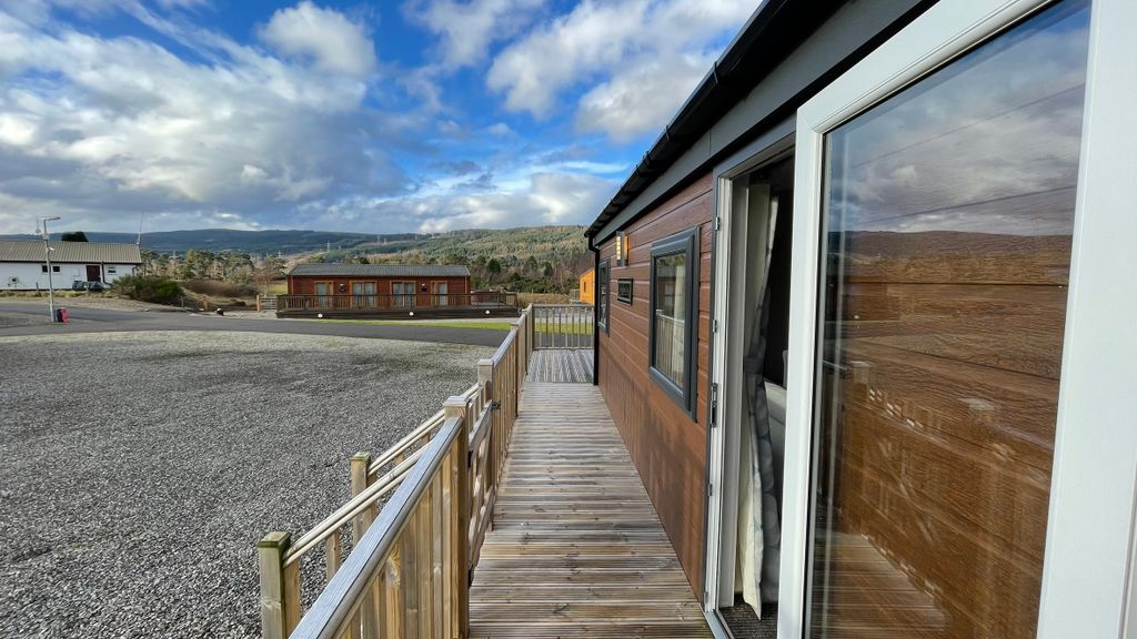 Property photo 2 of 28