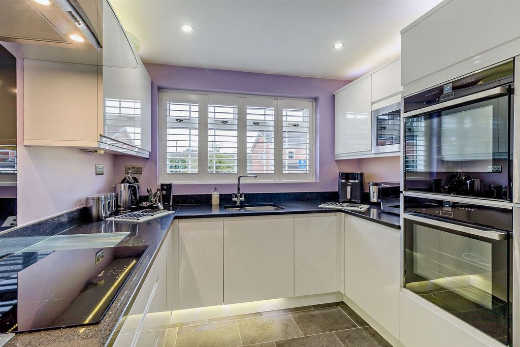 Property photo 2 of 25 Kitchen