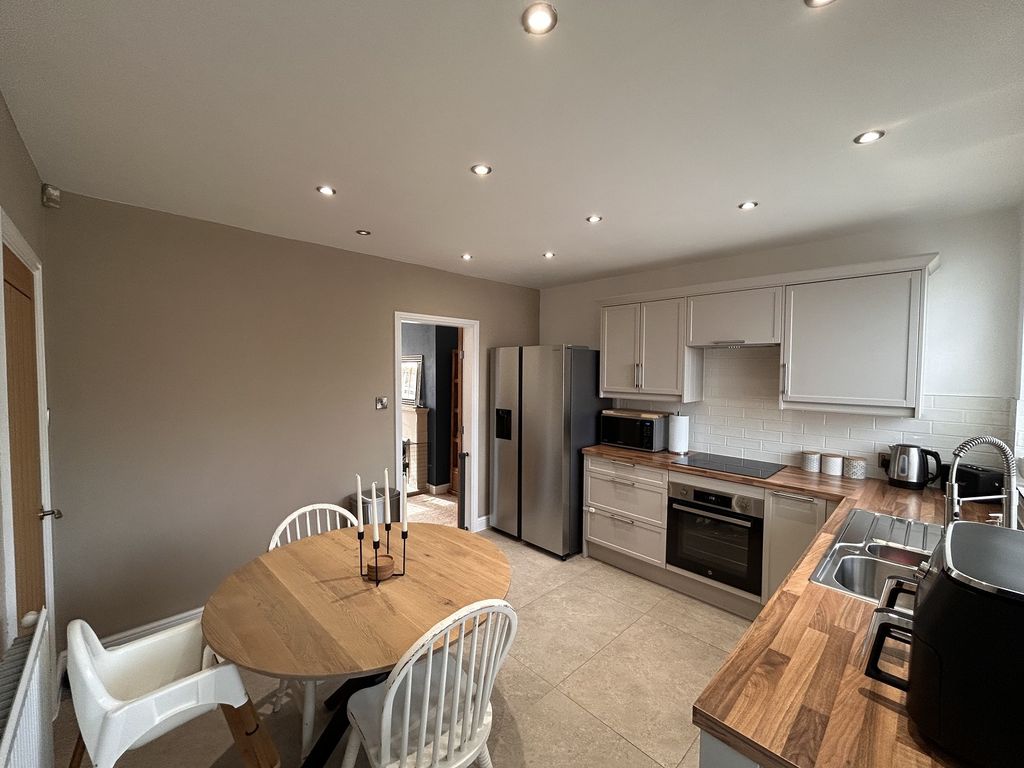 Property photo 3 of 13 Fitted Kitchen Picture 2