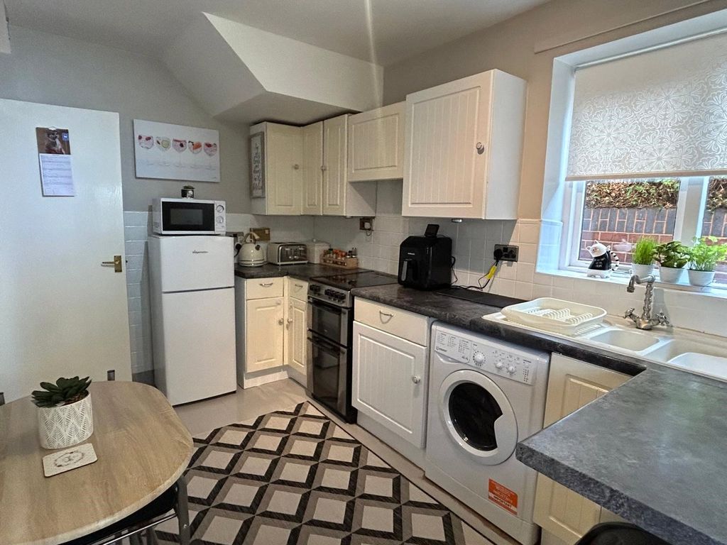 Property photo 3 of 11 Kitchen