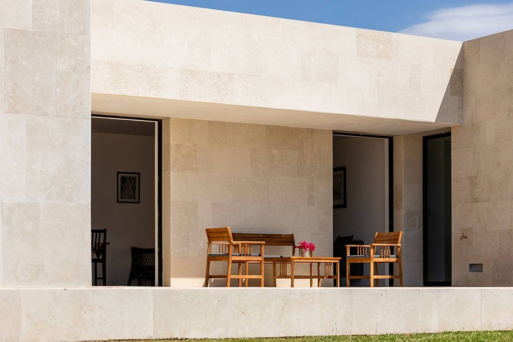 Property photo 1 of 25