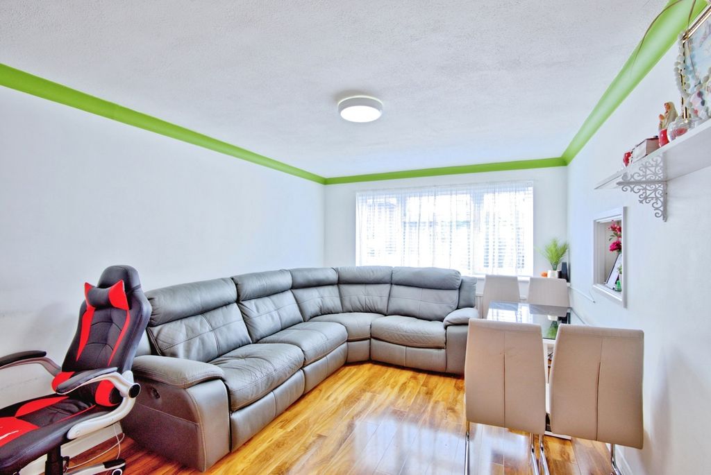 Property photo 2 of 12 Lounge