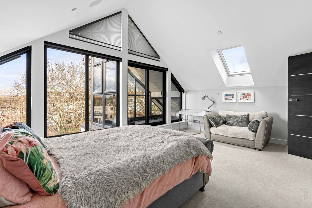 Property photo 3 of 44