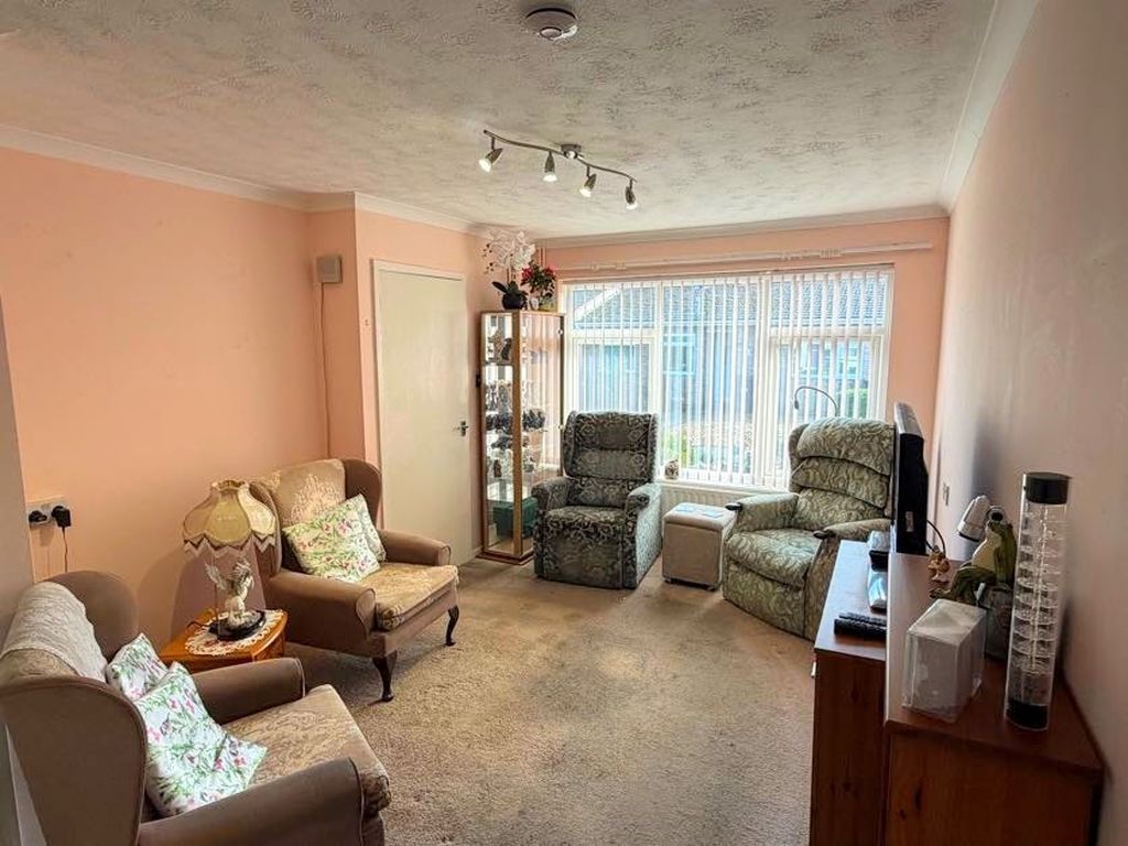 Property photo 3 of 12 Lounge
