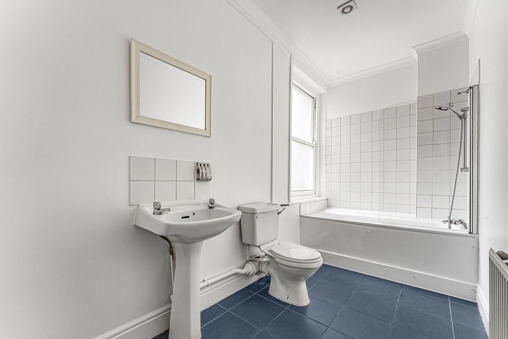 Property photo 3 of 9 Bathroom