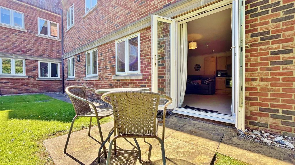Property photo 3 of 16 Communal Gardens