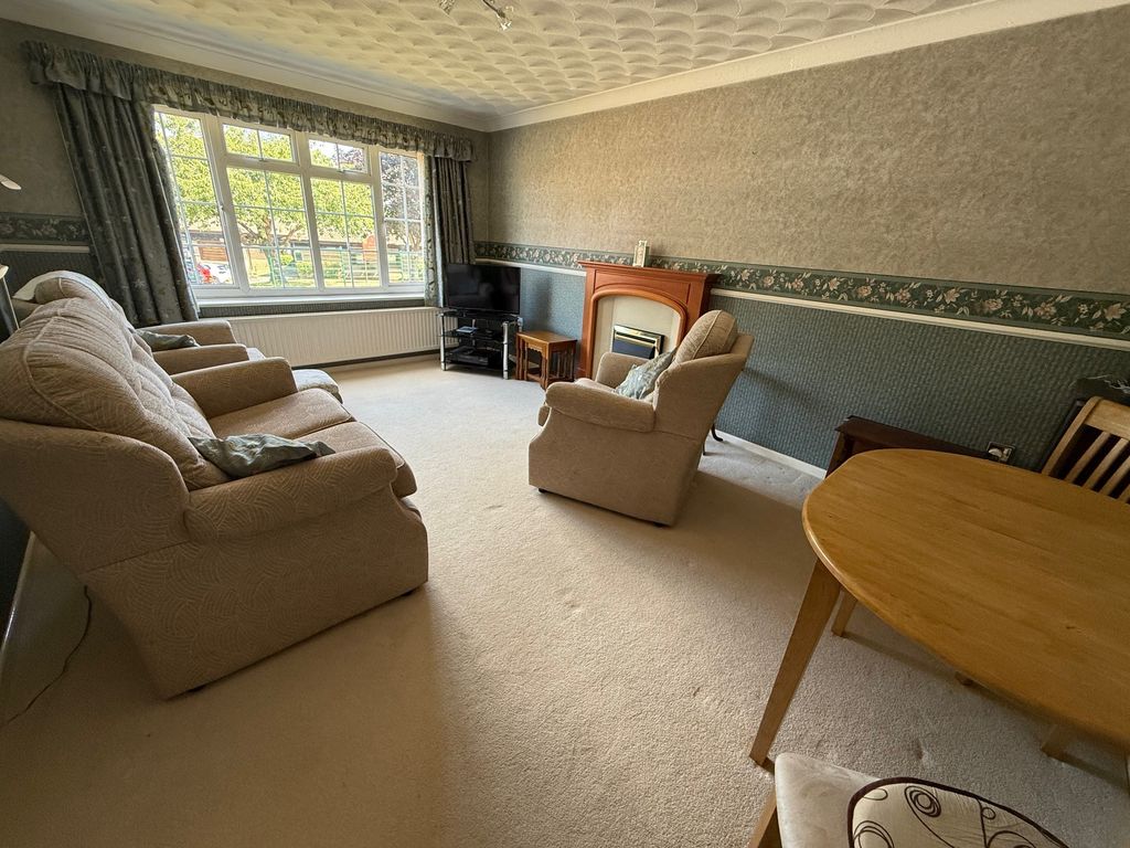 Property photo 3 of 11 Lounge