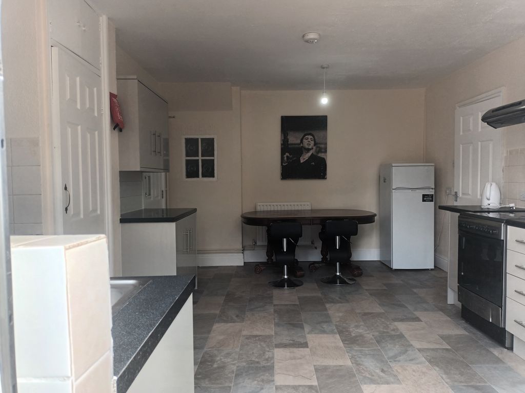 Property photo 3 of 14 Kitchen 4