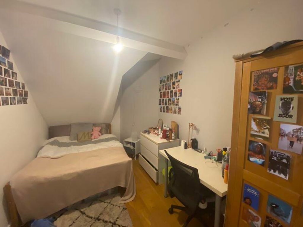 Property photo 3 of 15 A Cozy And Inviting Double Bedroom With Personal T...