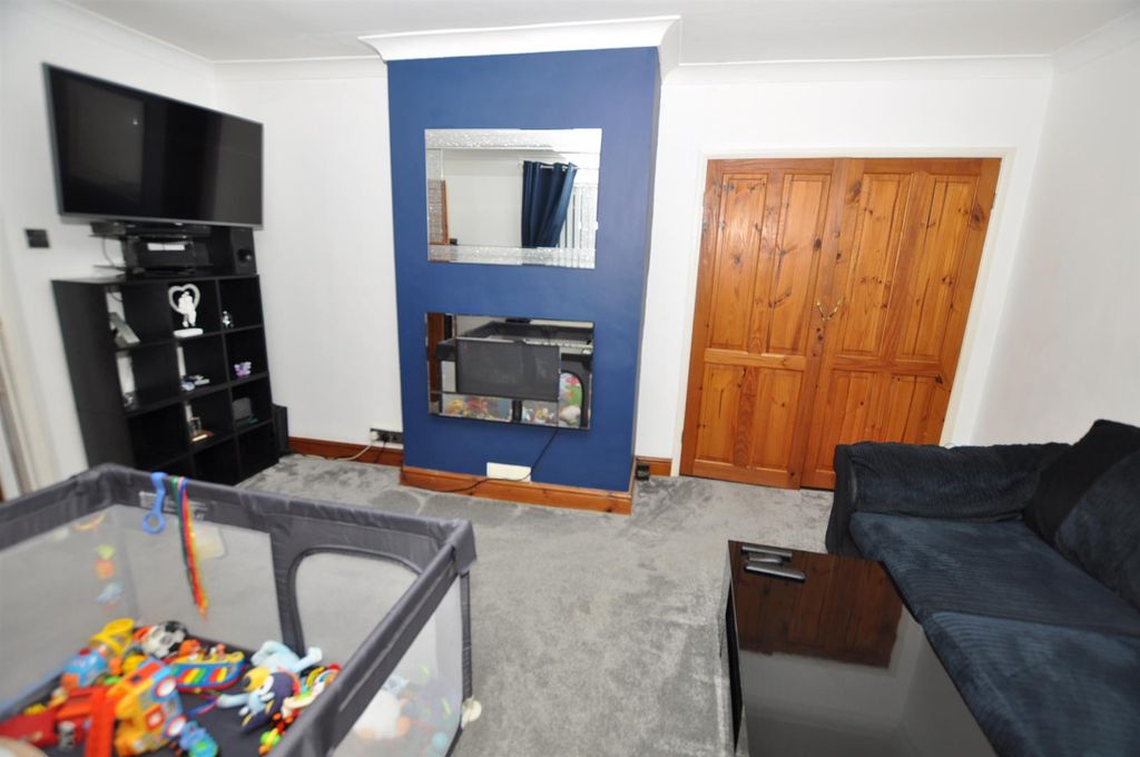 Property photo 3 of 11 Lounge