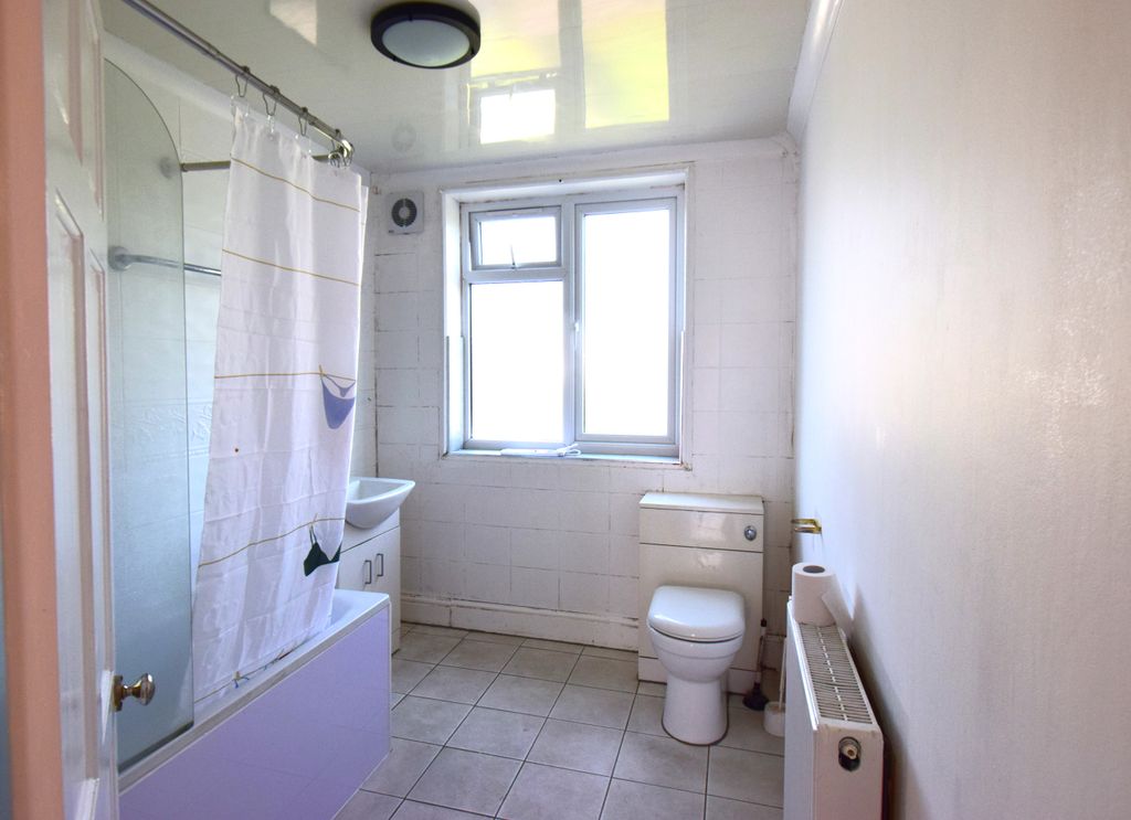 Property photo 2 of 11 Bathroom 1