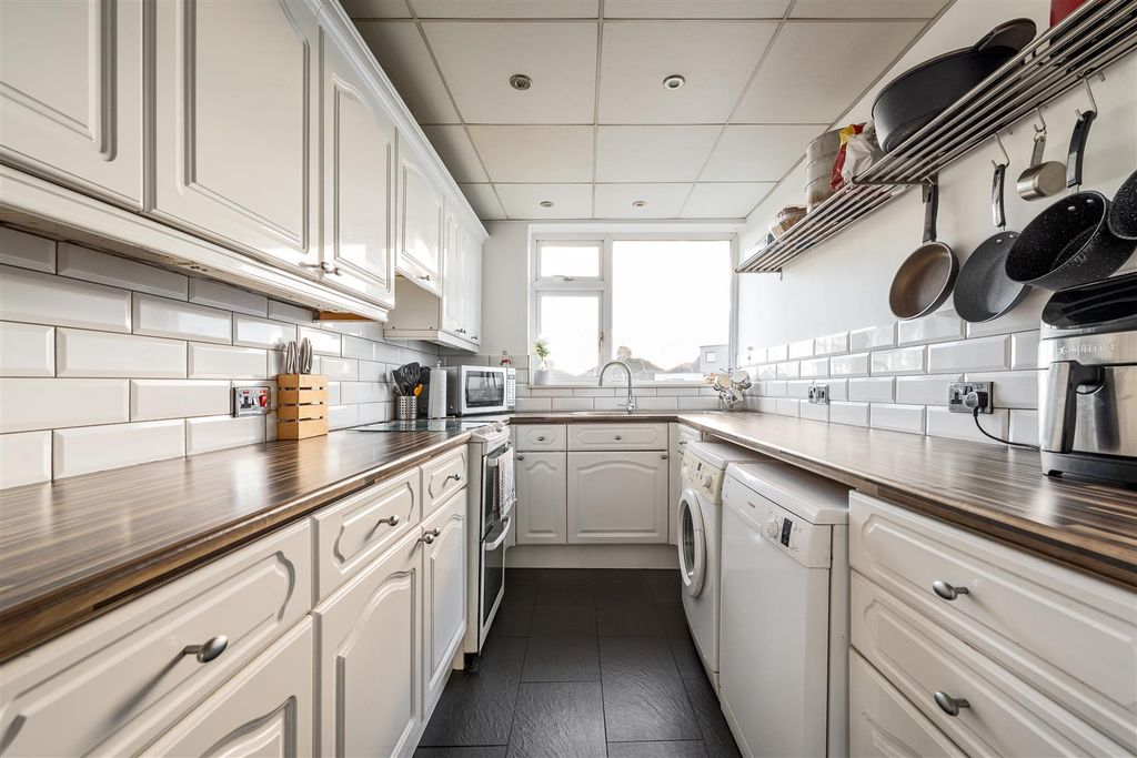 Property photo 2 of 22 Onslow Close E4