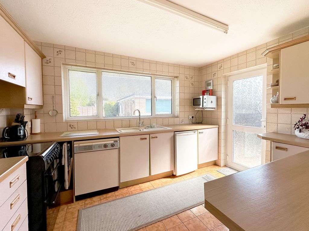 Property photo 2 of 11 Kitchen
