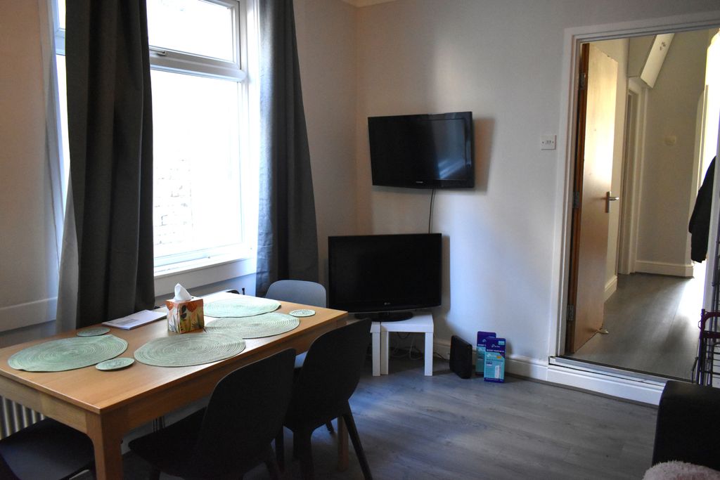 Property photo 3 of 7 Dining Area