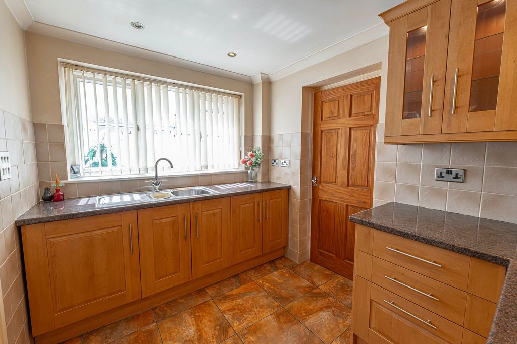 Property photo 3 of 33