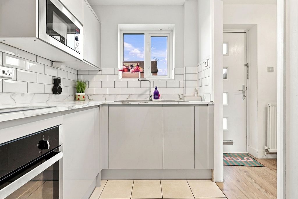 Property photo 3 of 16 Fitted Kitchen