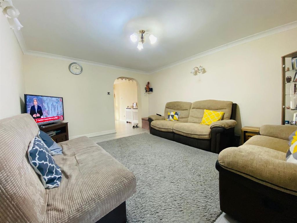 Property photo 2 of 13 Lounge