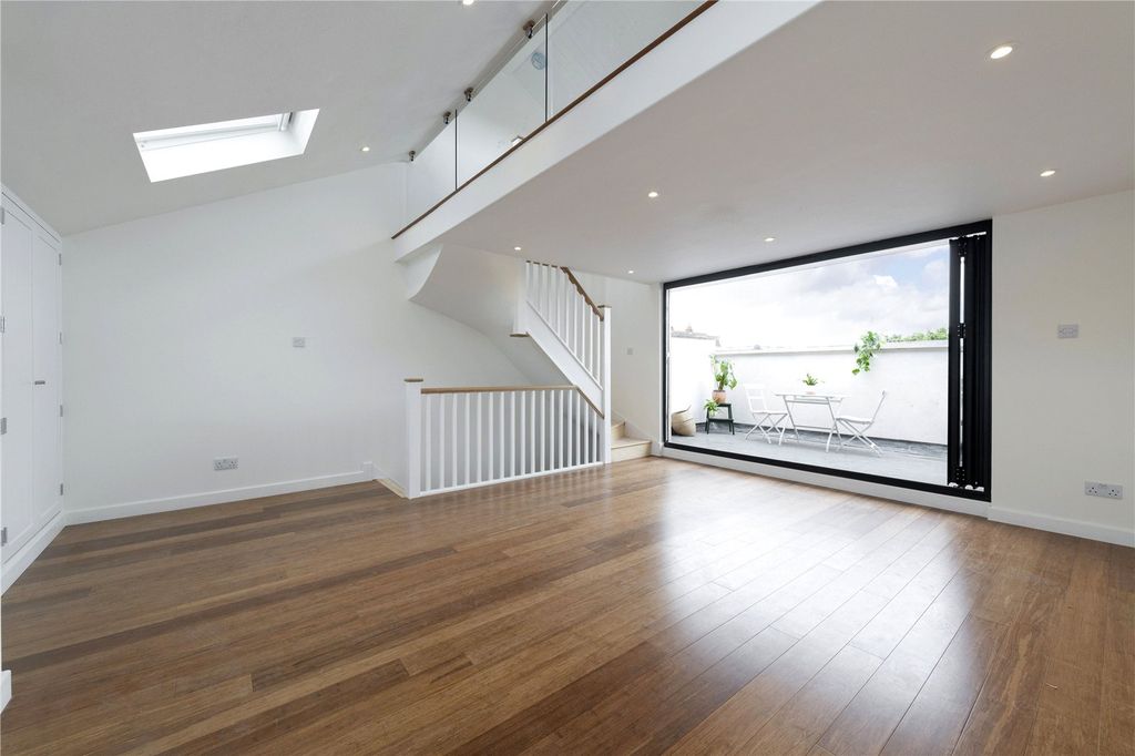 Property photo 2 of 22 Picture No. 11