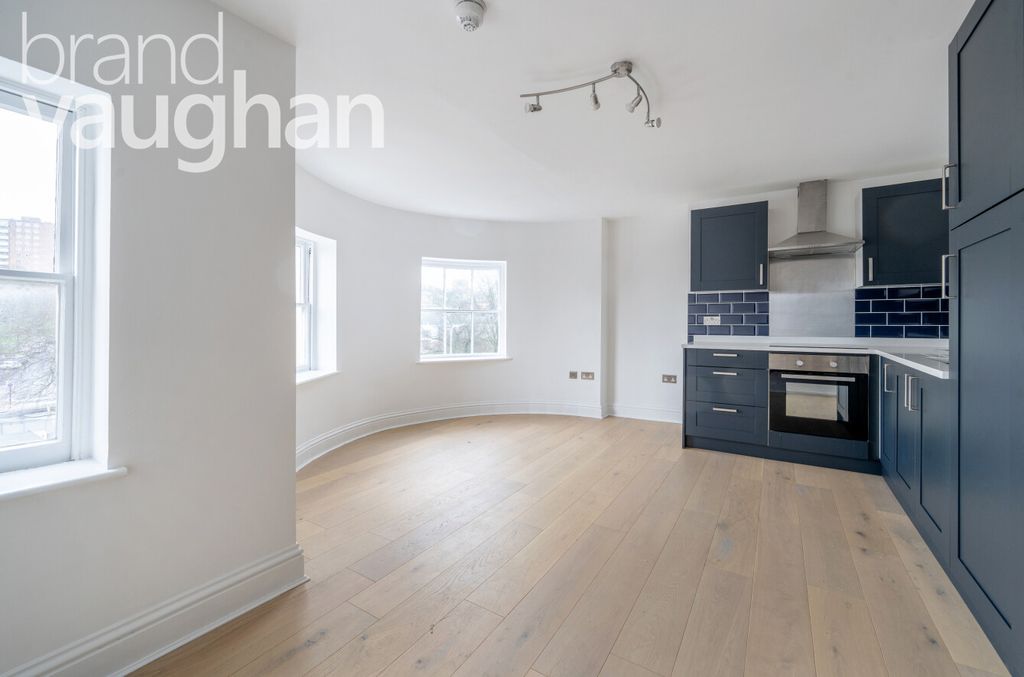 Property photo 1 of 7 Living/Kitchen Area