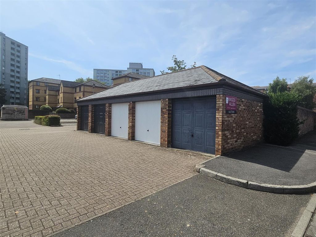 Property photo 2 of 16 9 - Four Garages In Redcliffe.Jpg