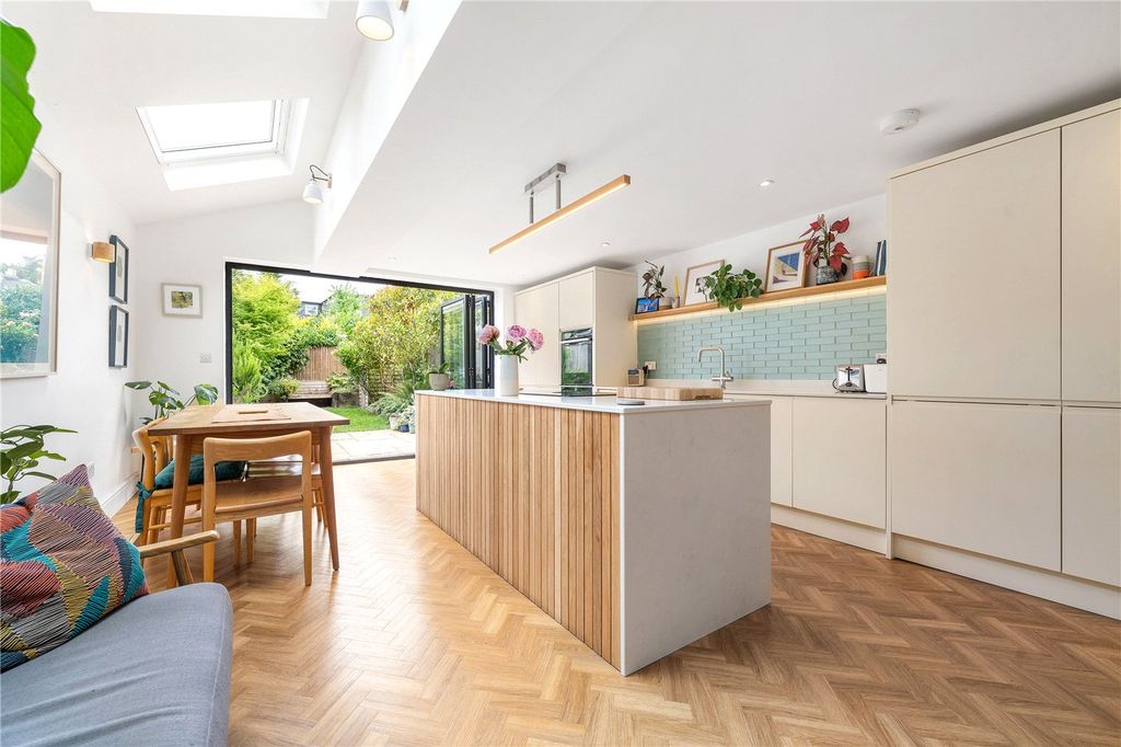 Property photo 3 of 19 Kitchen